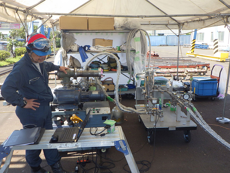 化学製品の製造に用いられる真空機器の気密漏れ試験の様子